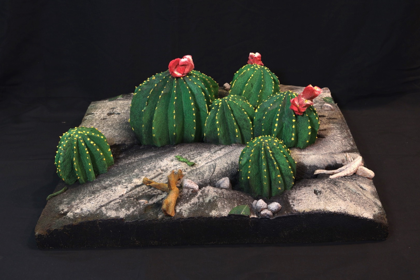 Opera di arte contemporanea con forme di cactus colorate