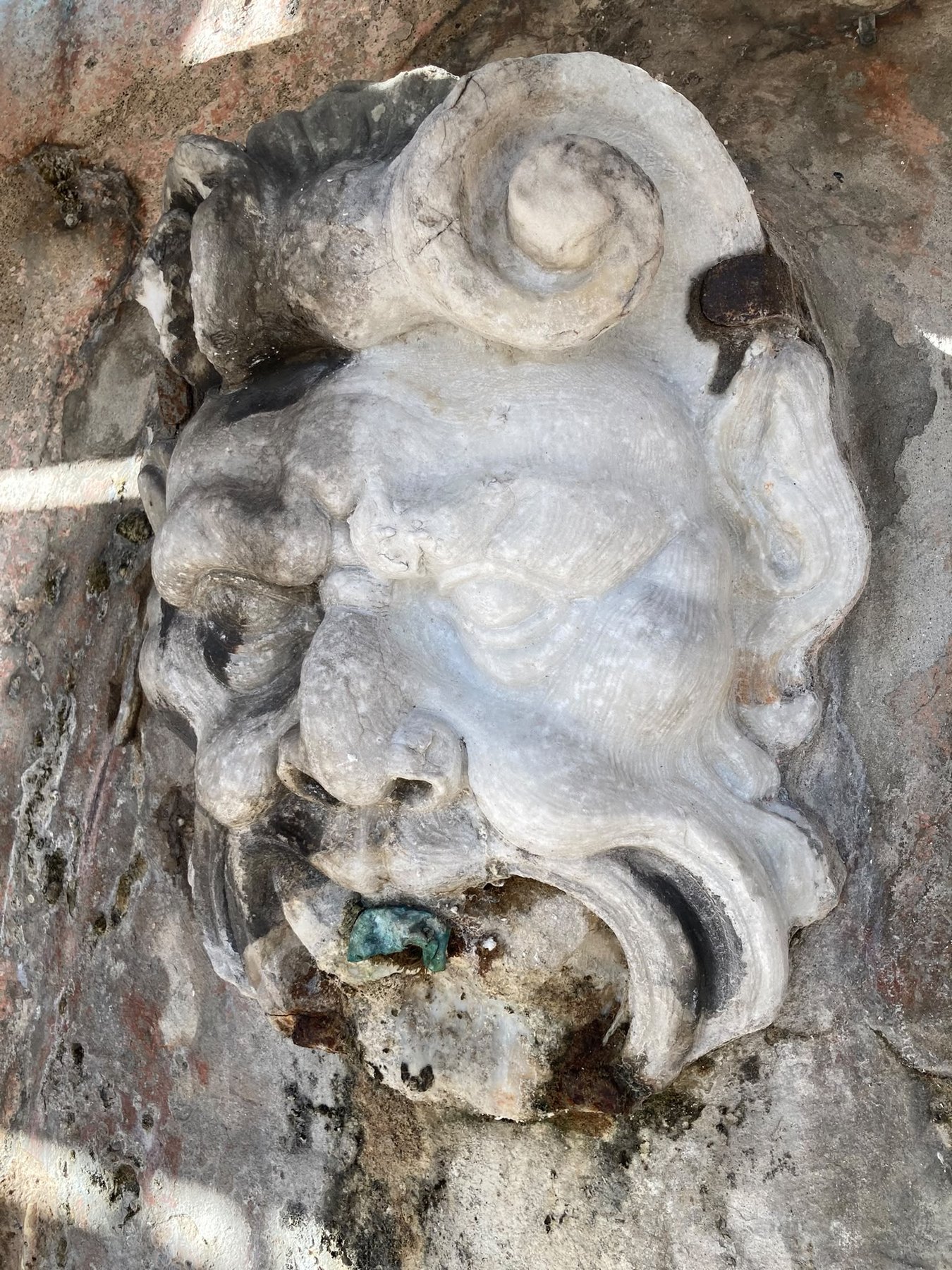 Dettaglio di una scultura lapidea durante la conservazione